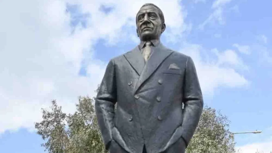 Αποκαλυπτήρια ανδριάντα του Αριστοτέλη Ωνάση στο Ελληνικό