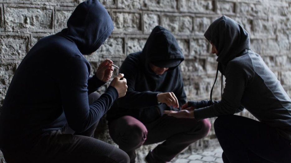 Νεανική παραβατικότητα και ναρκωτικά στα σχολεία: η αθέατη στρατολόγηση ανηλίκων και το τίμημα της αδράνειας Πολιτείας και κοινωνίας