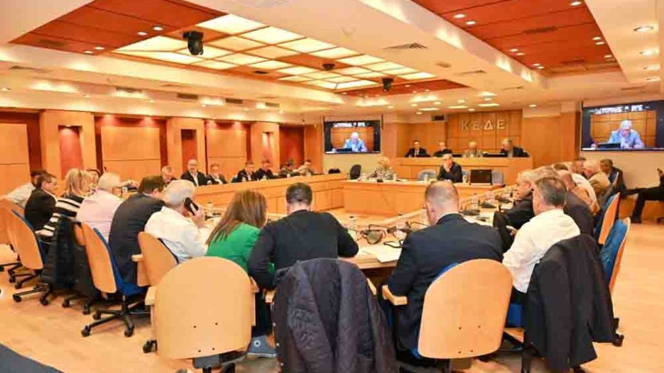 Σταθερότητα χρηματοδότησης και μονιμότητα προσωπικού στις κοινωνικές δομές ζητούν οι Δήμοι – αιχμές ΚΕΔΕ κατά Κυβέρνησης