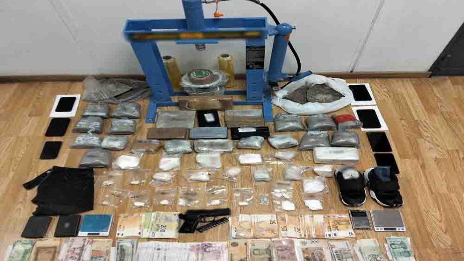 Εξαρθρώθηκε κύκλωμα διακίνησης σκληρών ναρκωτικών με εργαστήριο νόθευσης στην Αττική – τρεις συλλήψεις – κατάσχεση 13.5 kg ηρωίνης και κοκαΐνης