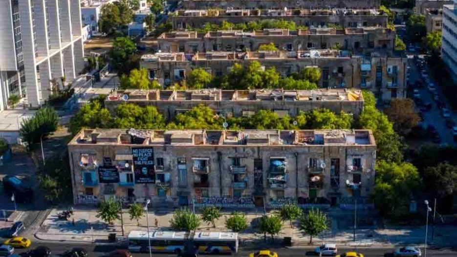 Προσφυγικά Αλεξάνδρας: Σύγκρουση, φόβοι και σχέδιο κοινωνικής κατοικίας από την Περιφέρεια Αττικής